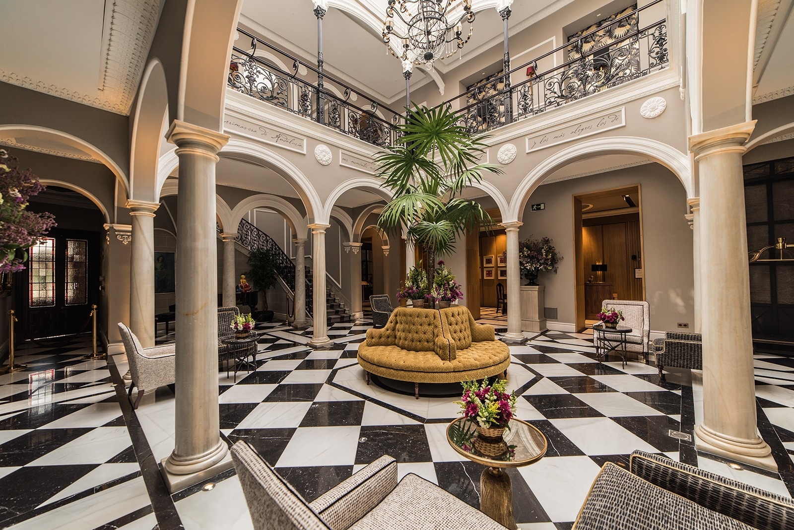 una sala de estar con un sofá amarillo y un suelo a cuadros