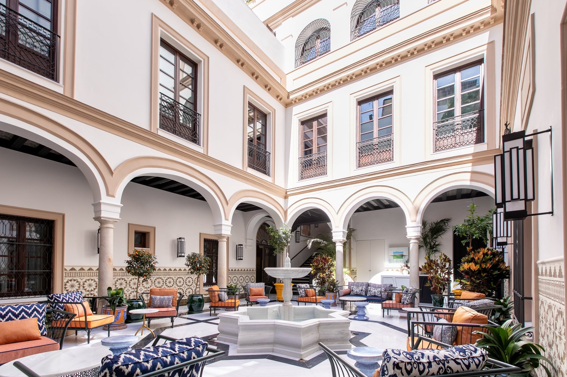Equipo de recepcionistas sonriendo en un hotel. Trabaja con nosotros | Kaizen Hoteles