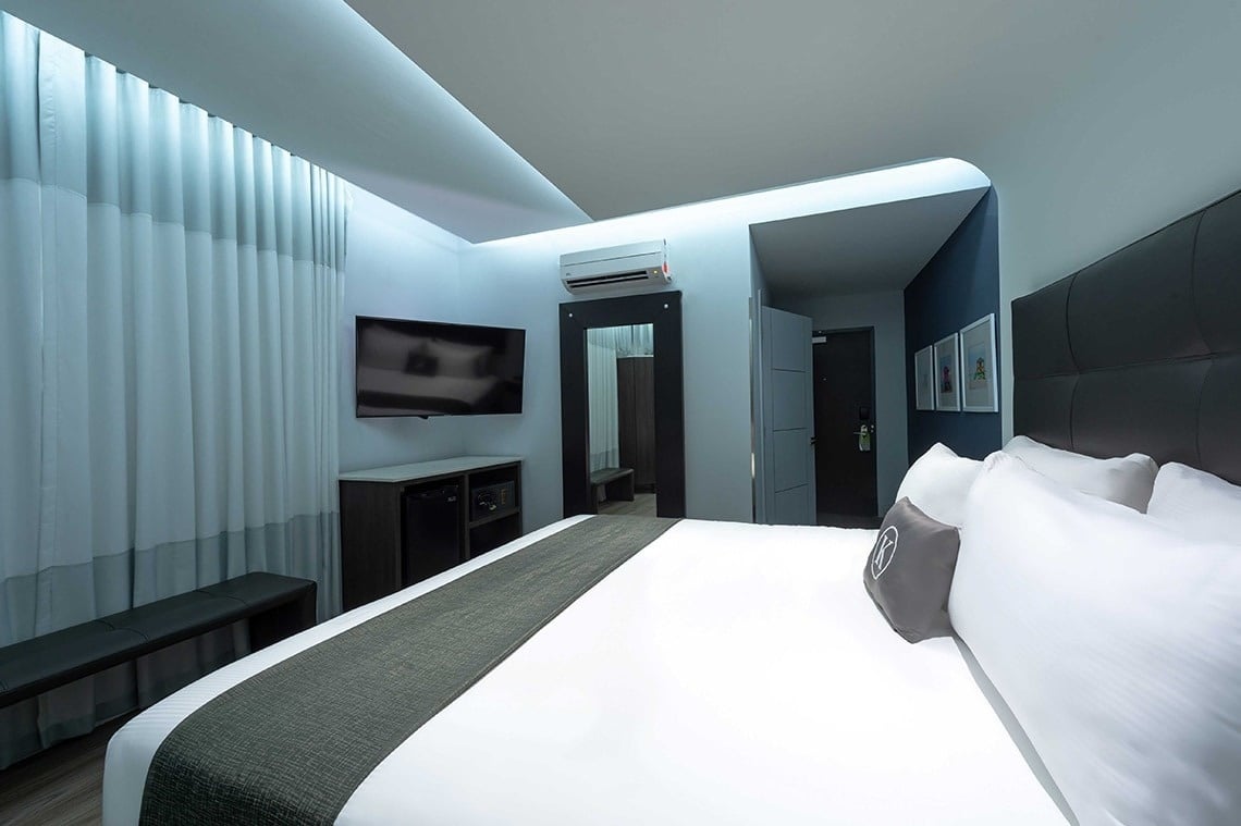 una habitación de hotel con una cama y una televisión