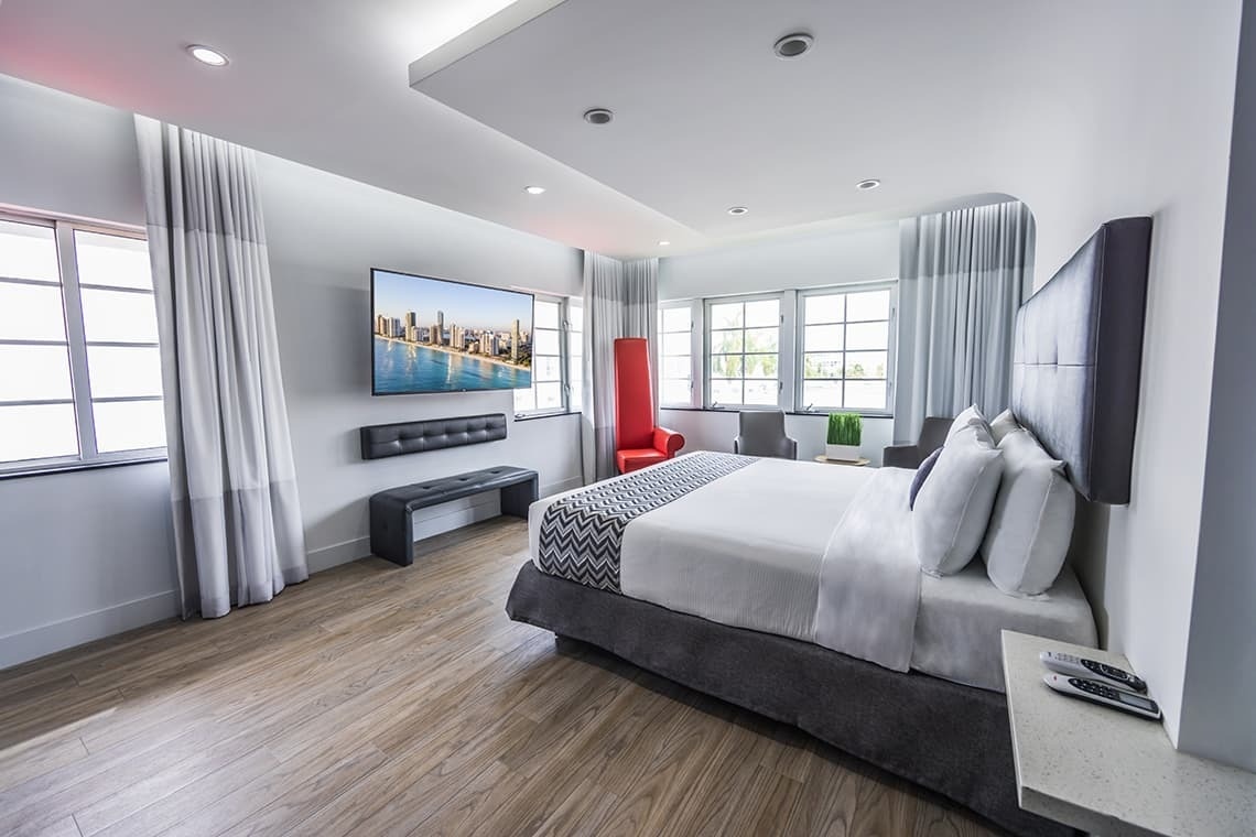 una habitación de hotel con una cama y una televisión en la pared