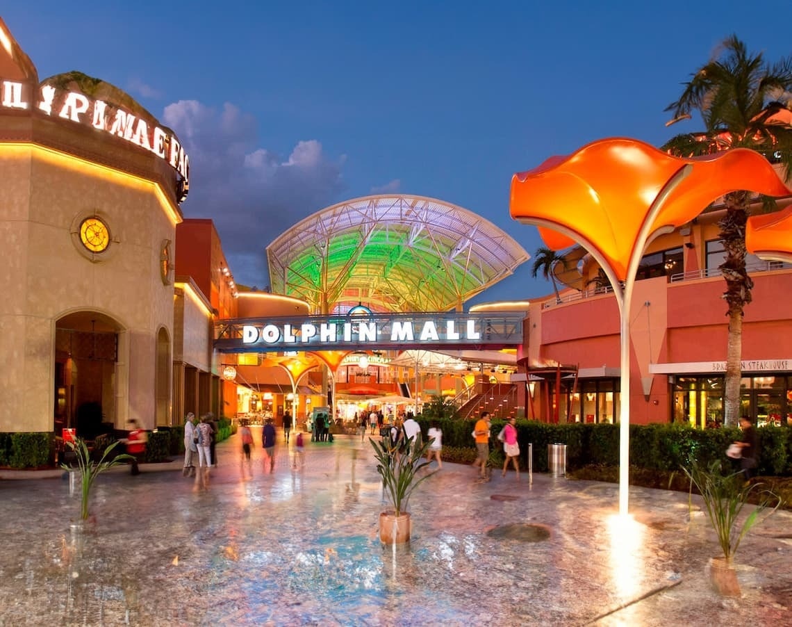 un barco blanco está anclado en el océano cerca de una playa