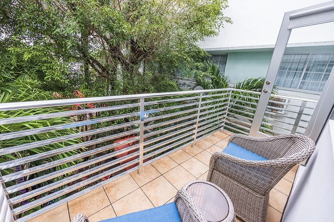 un pequeño balcón con dos sillas y una mesa