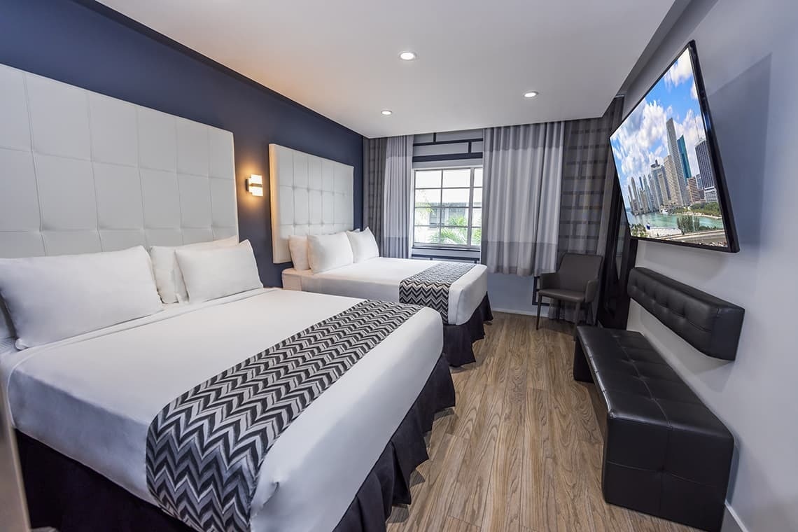 una habitación de hotel con dos camas y una televisión