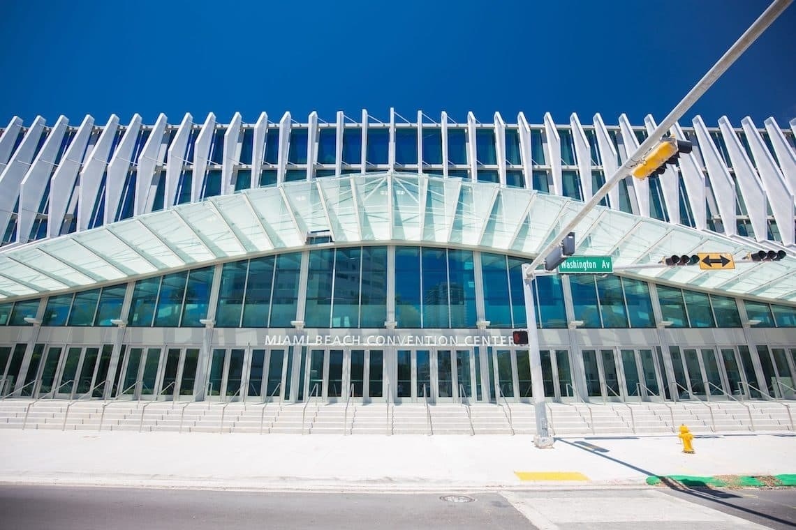 la entrada al centro de convenciones de la playa de miami