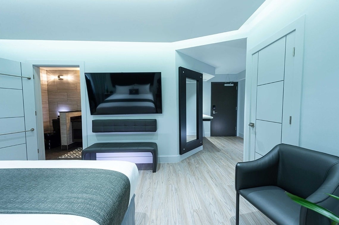 una habitación de hotel con una cama y una televisión