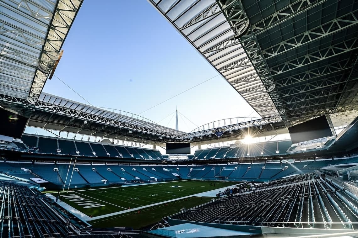 el sol brilla a través del techo del estadio de fútbol de miami
