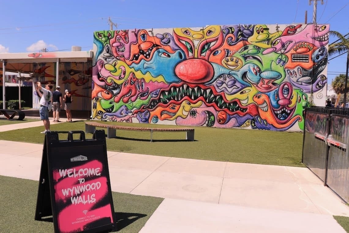 un cartel de bienvenida a las paredes de wynwood