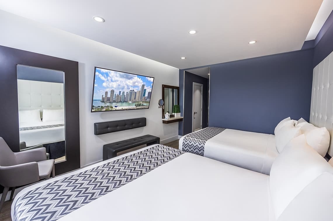 una habitación de hotel con dos camas y una televisión