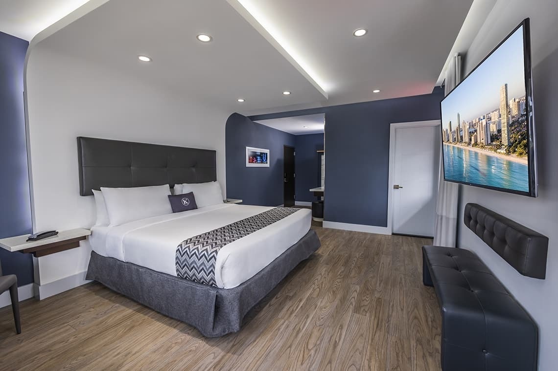 una habitación de hotel con una cama y una televisión