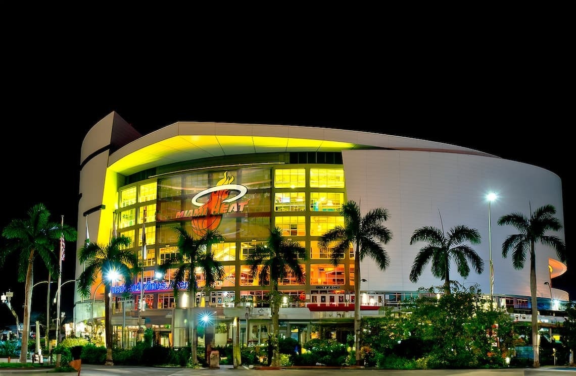 un centro de miami heat está iluminado por la noche