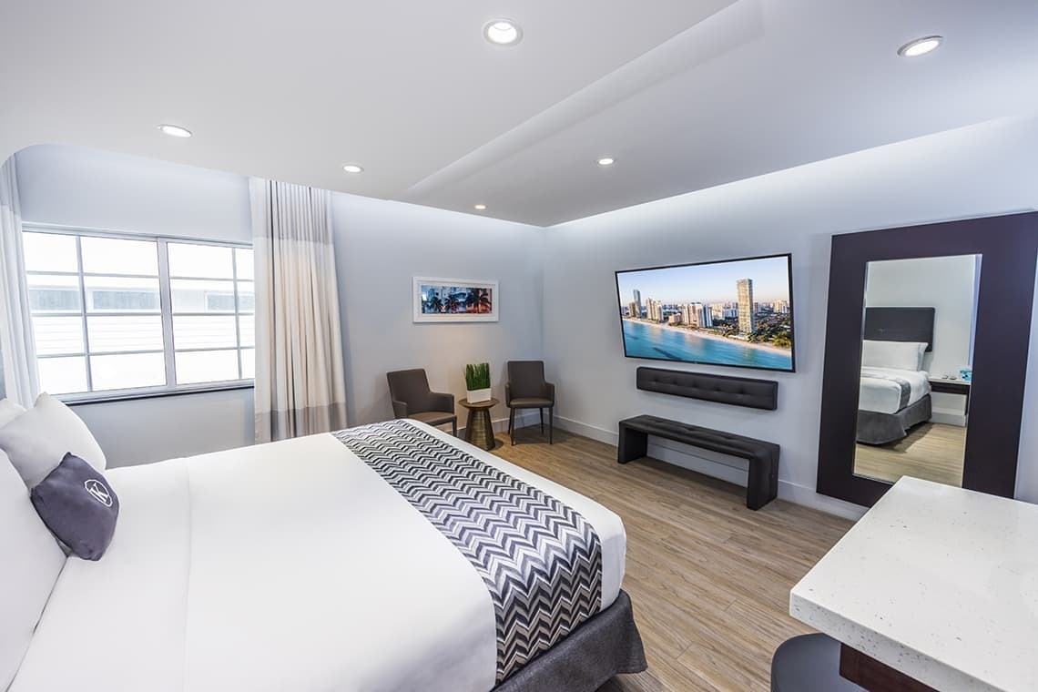 una habitación de hotel con una cama y una televisión