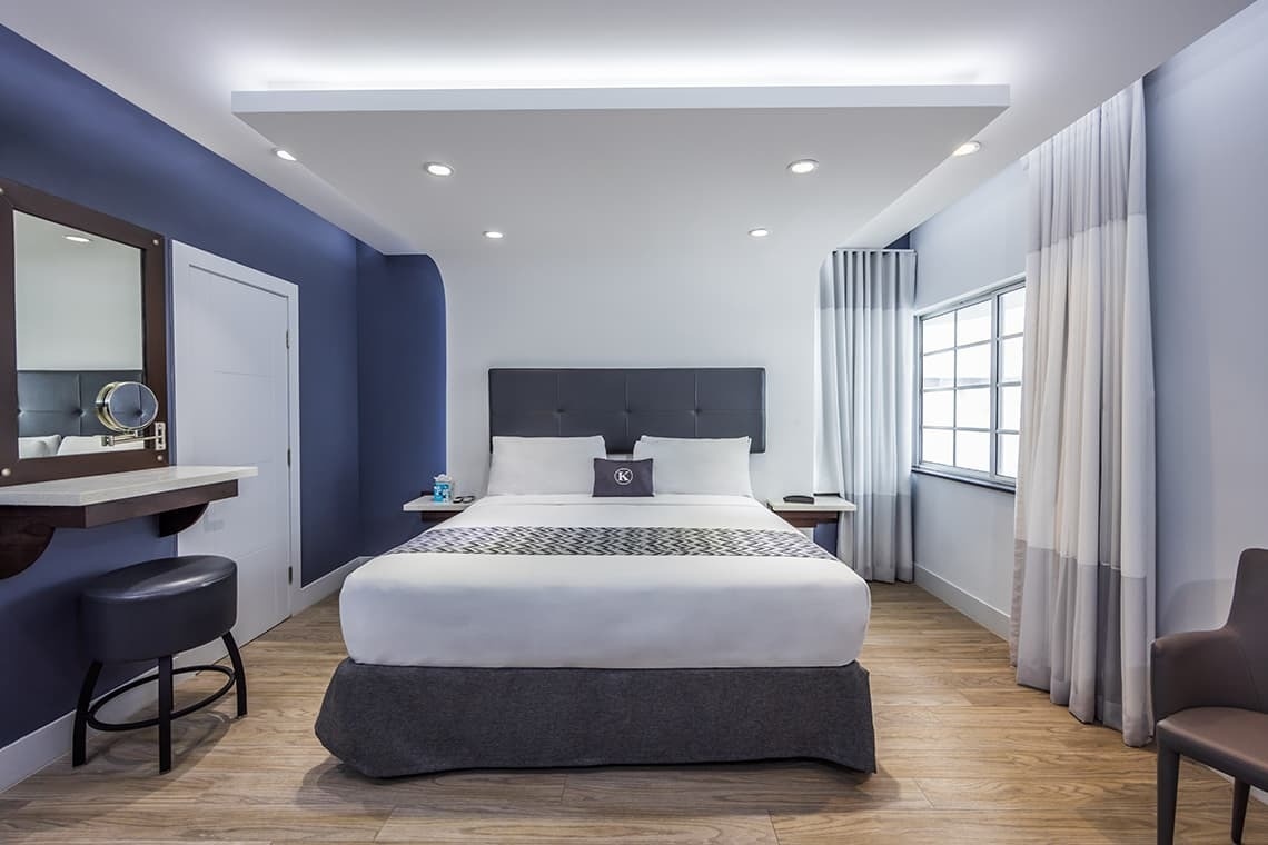 una habitación de hotel con una cama y un espejo