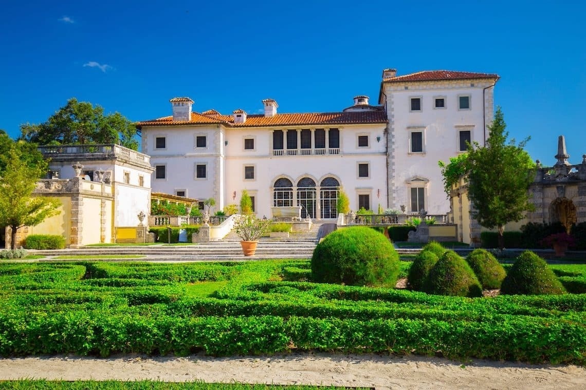 un gran edificio blanco con un techo de tejas rojas