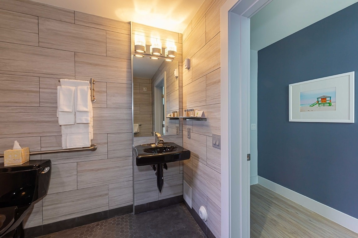 un baño pequeño con un inodoro y un lavabo