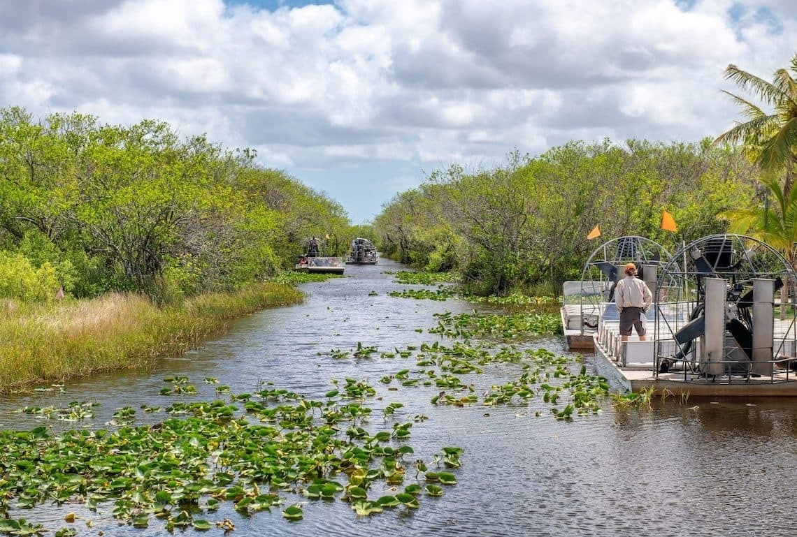 un grupo de barcos están navegando por un río