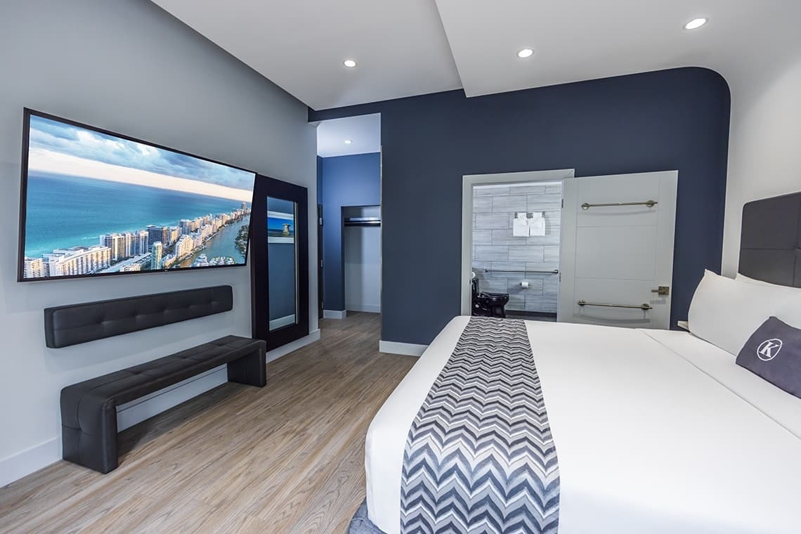 una habitación de hotel con una cama y una televisión