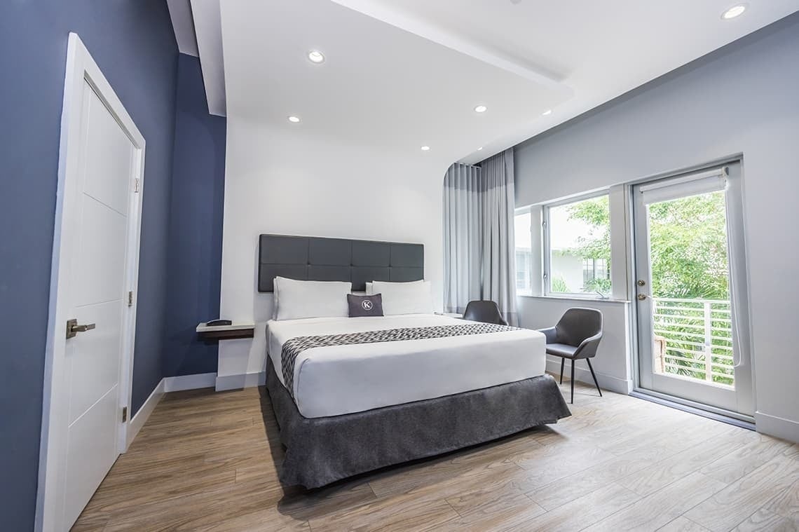 una habitación de hotel con una cama y una silla