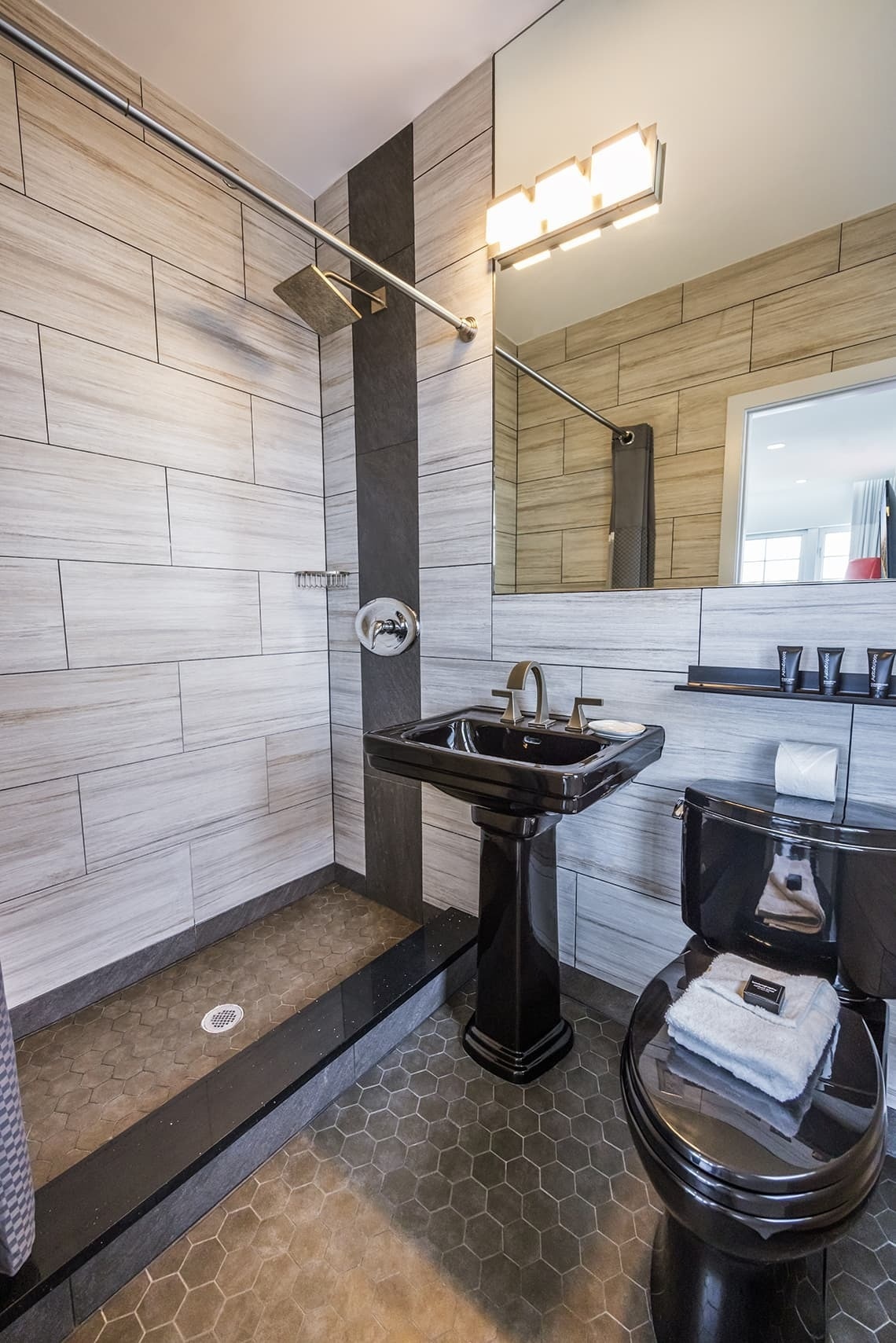 un baño con un lavabo y un inodoro negros