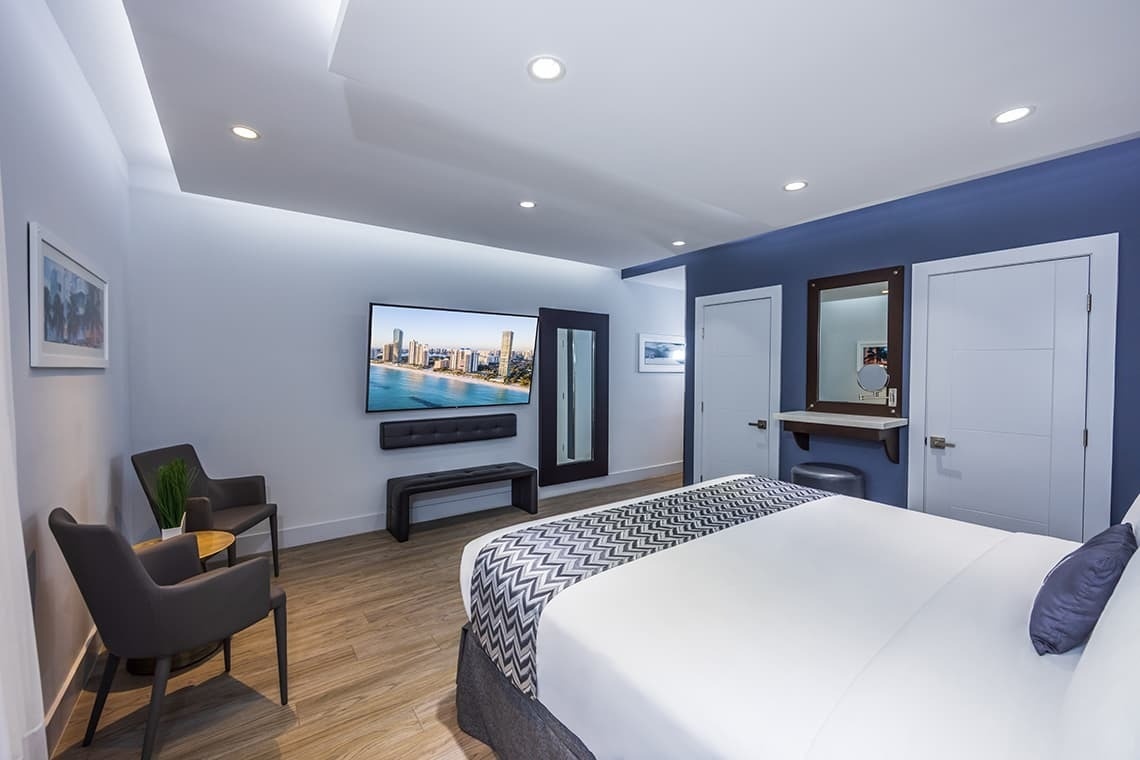 una habitación de hotel con una cama y una televisión en la pared