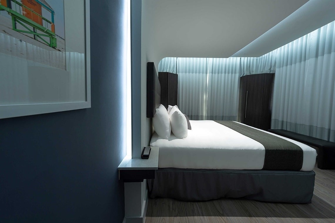 una habitación con una cama y una pintura en la pared