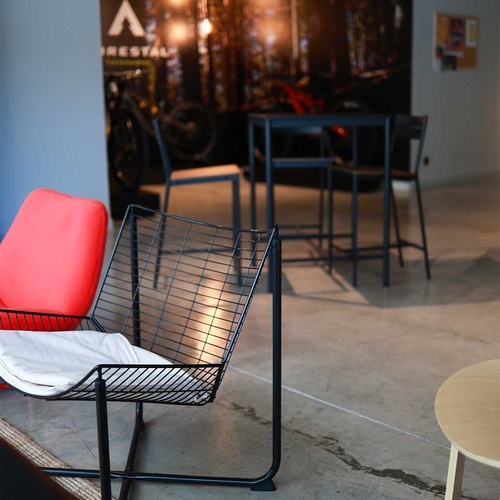 una sala de estar amb una silla roja i una mesa