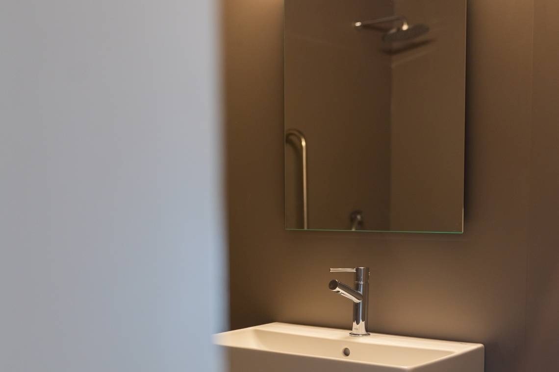 Détail d'un miroir dans une salle de bain privée d'une auberge de jeunesse