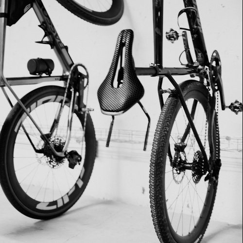 una bicicleta amb el logo de scott a la tija