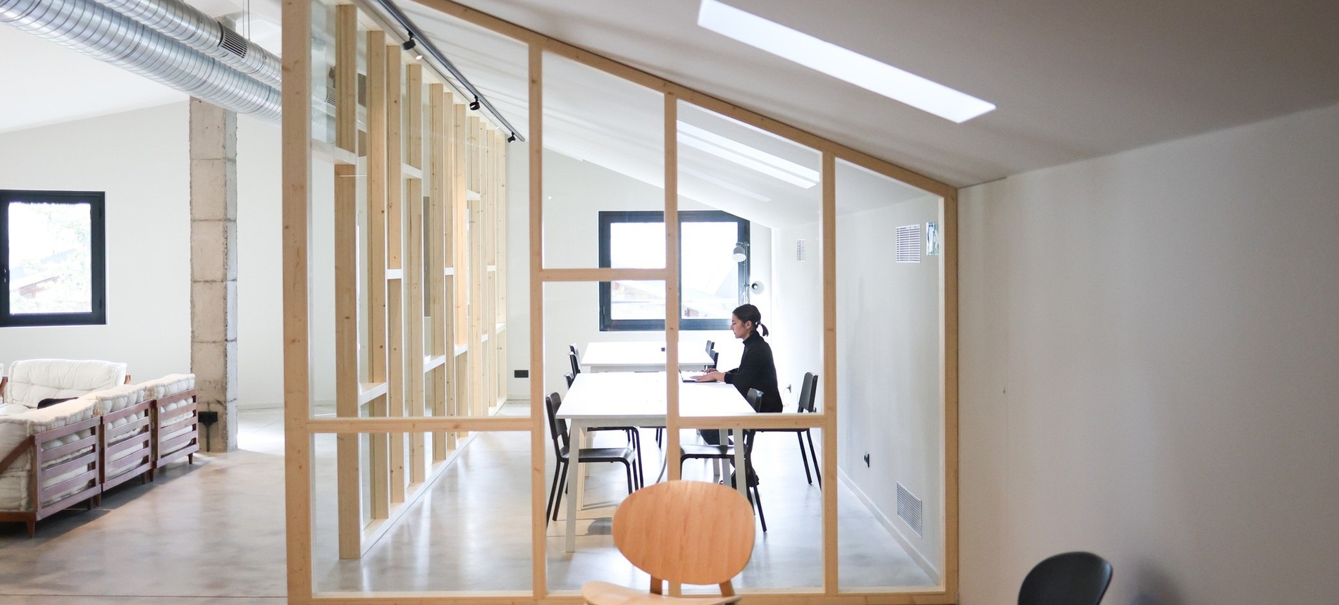 deux hommes sont assis à une table à l' aide d' un ordinateur portable