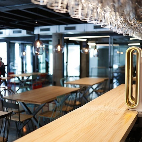 un restaurant amb una barra de fusta i una torre de cervesa