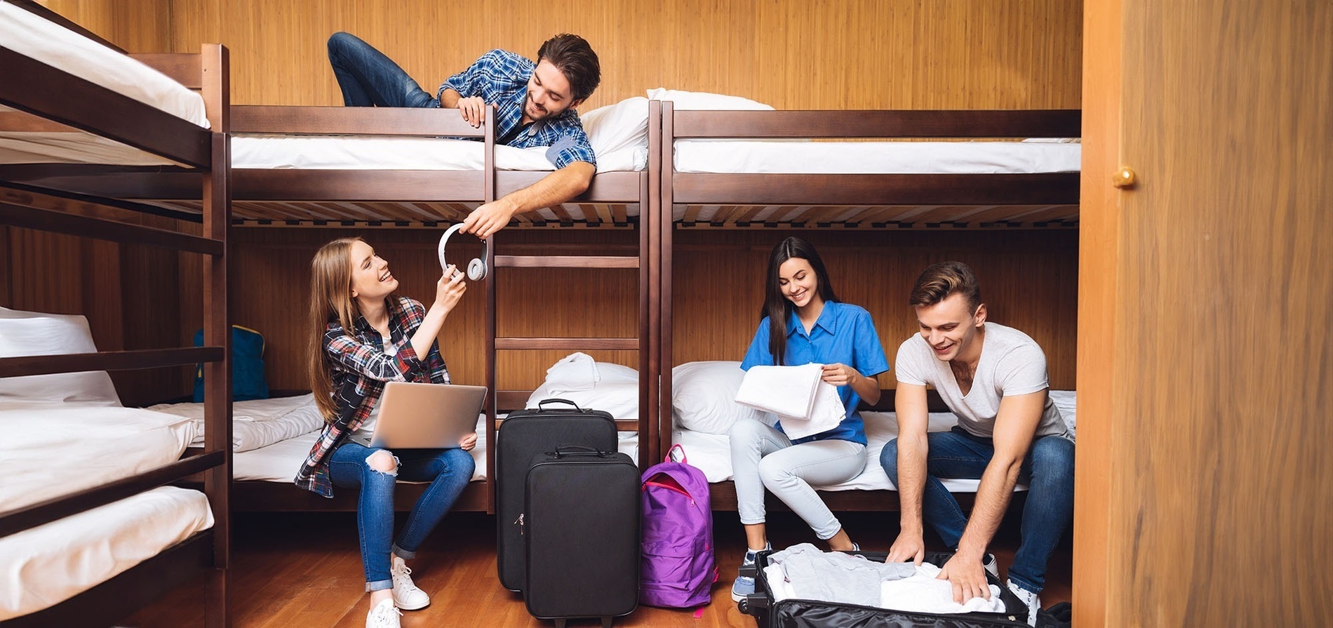 un grup d' estudiants s'envolta en una habitació amb llits apilables
