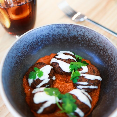 Plato de albóndigas con tomate