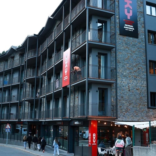 un edifici d' apartaments amb la imatge de kcp