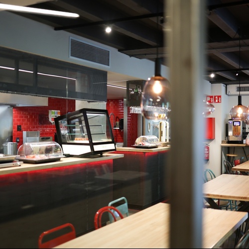 l' interior d' un restaurant amb l' emblema de l' extintor a l' esquerra