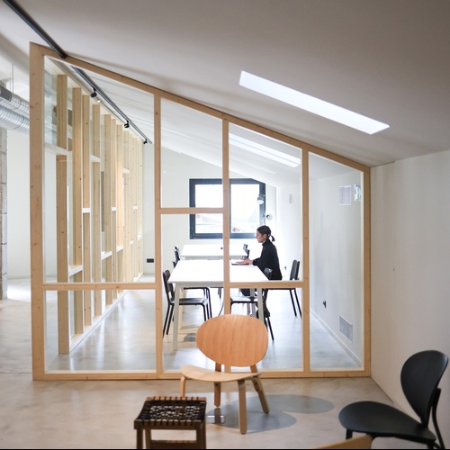 una persona està sent a una mesa a través d' una ventana de vidre