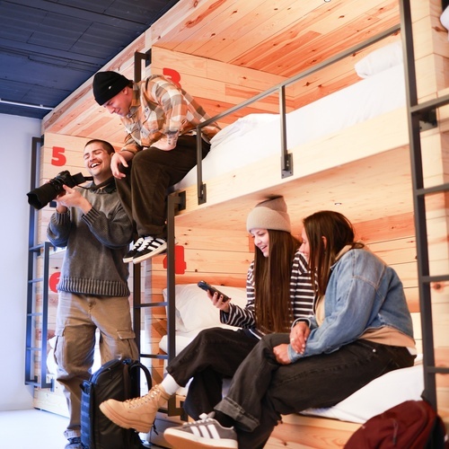 Amigos en habitación compartida en Ky Hostel