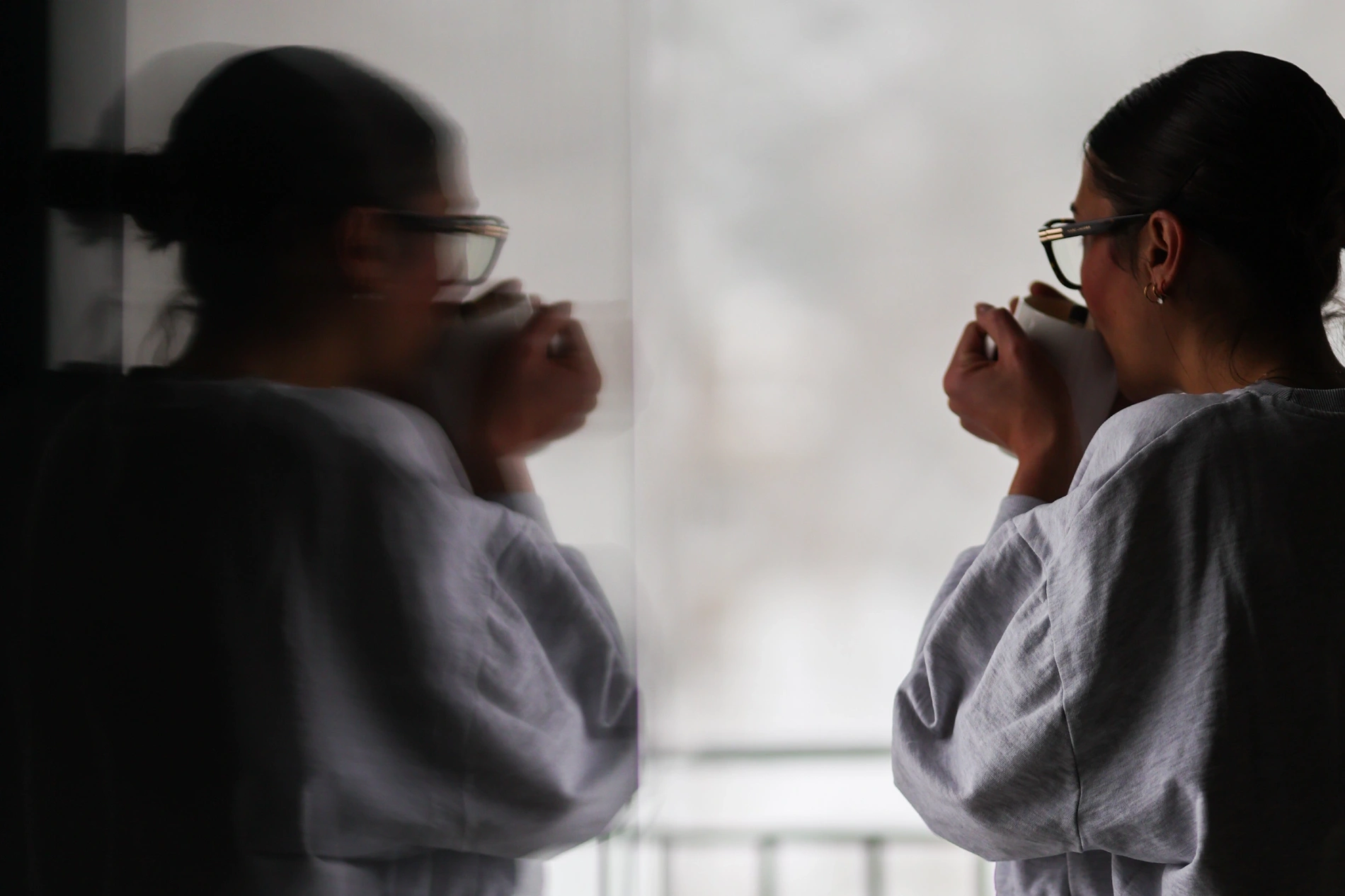 Mujer tomando bebida caliente en Ky Mountain Hostel Arinsal