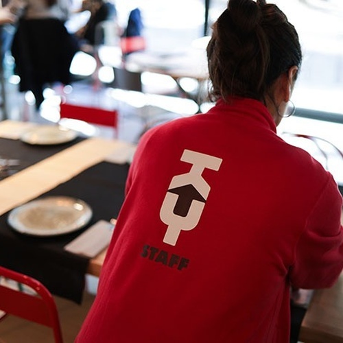 una persona amb una camisa roja que diu staff