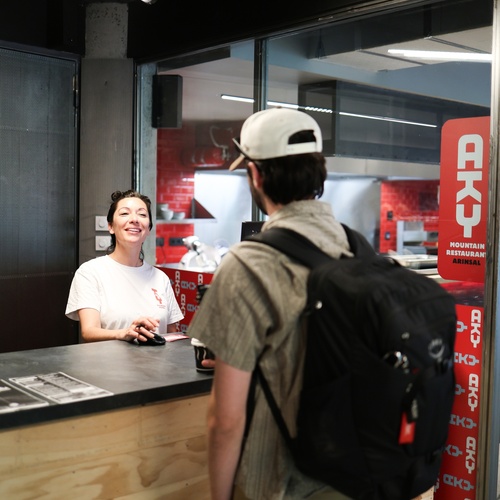 un jove amb una mochila a la recepcion d' un restaurant gkd