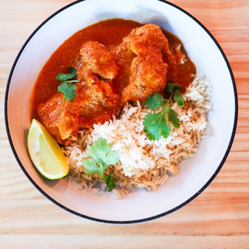 Plato de curry de pollo con arroz en retaurante en Arinsal