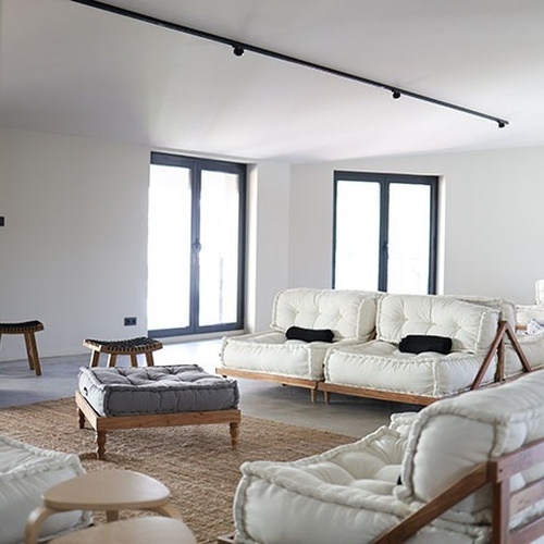 una sala de estar amb sofàs i cadires blancs