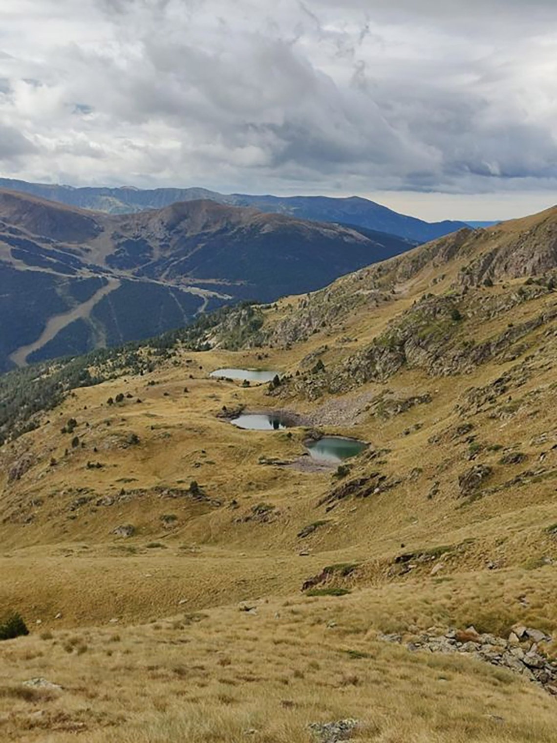 una persona amb una mochila a la cabeza y los brazos abiertos