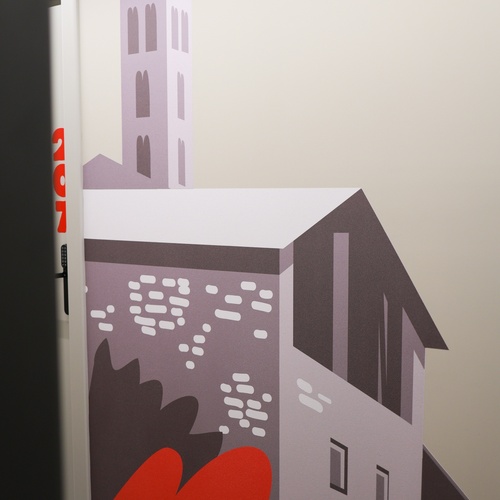 un dibuix d' una casa i una torre a la paret