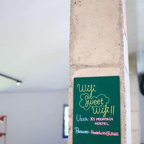 un cartell a la paret que diu wifi sweet wifi