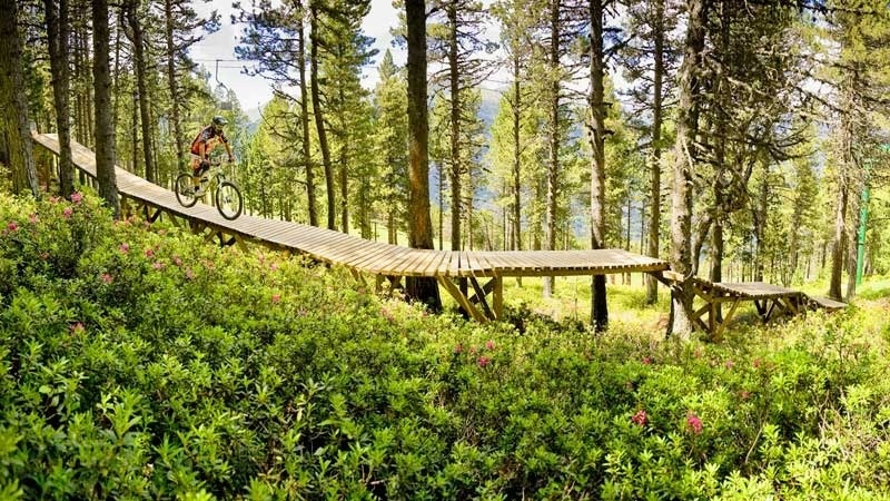 Ciclista fent descens al Bike Park de Pal Arinsal