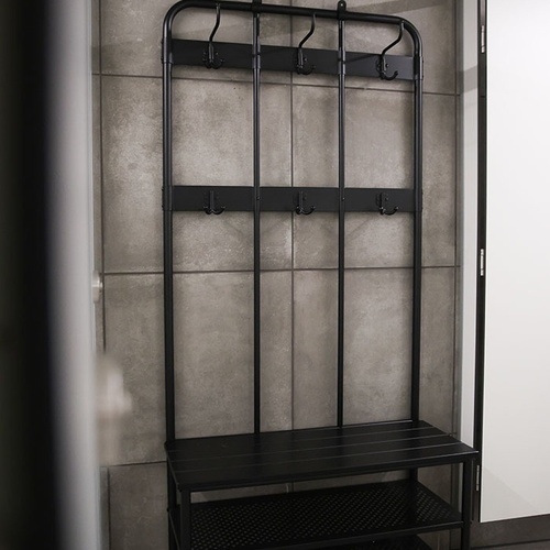 un perchero i una estanteria de zapatos en una habitación