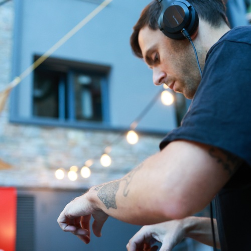 un dj toca la música en un controlador pioneer dj