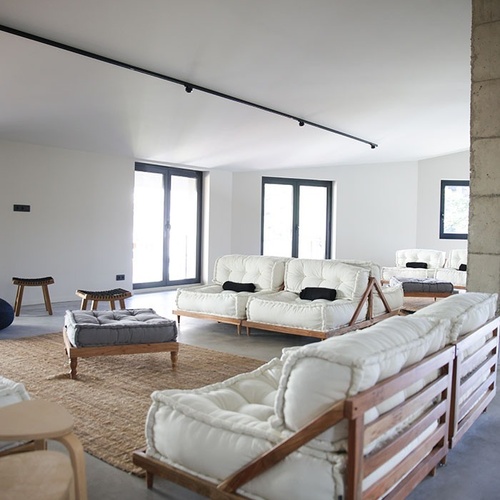 una sala de estar amb sofàs i ottomans