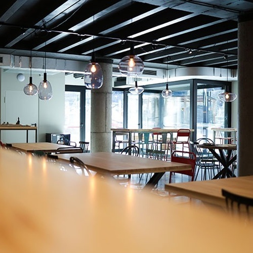 un restaurant amb moltes taules i cadires