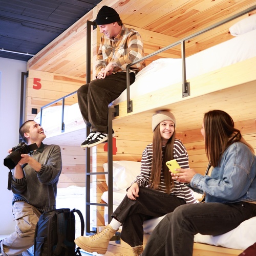 Amigos en habitación con literas