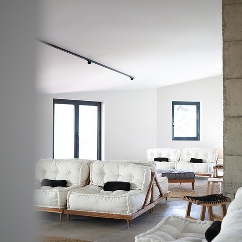 una sala de estar amb sofàs i una ventana